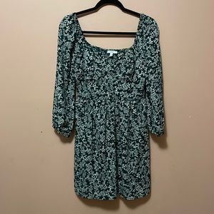 Lindo vestido casual color verde con flores blancas, ideal para esta temporada